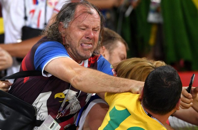 Fan Brazil túm tóc, fan Serbia vung nắm đấm dữ dội trong trận cầu sinh tử - Ảnh 3.
