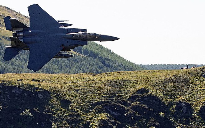 Cận cảnh chiến cơ F-15 bay siêu thấp giữa khe núi “qua mặt” cả radar - Ảnh 1.