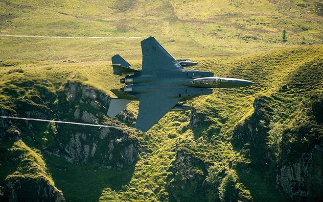 Cận cảnh chiến cơ F-15 bay siêu thấp giữa khe núi “qua mặt” cả radar - Ảnh 3.