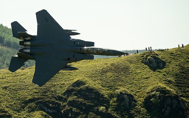 Cận cảnh chiến cơ F-15 bay siêu thấp giữa khe núi “qua mặt” cả radar - Ảnh 8.