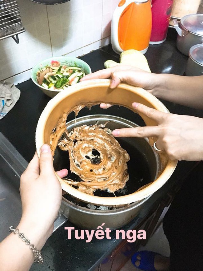 Đỉnh cao thảm họa của ngành nấu ăn: Caramel cháy cạnh thành hình cái nồi! - Ảnh 1.