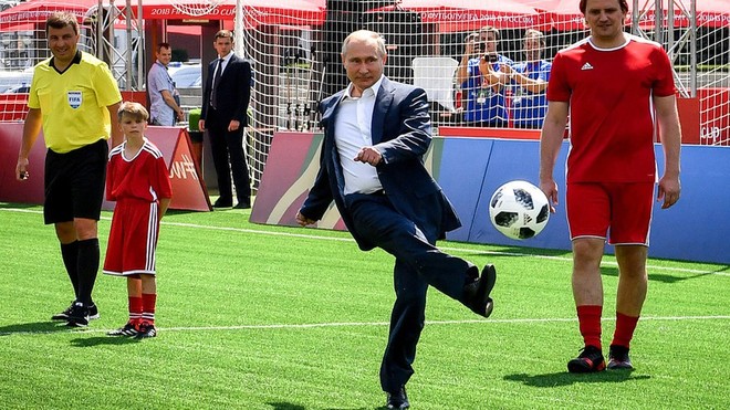 24h qua ảnh: Tổng thống Putin trổ tài đá bóng ở Quảng trường Đỏ - Ảnh 4.