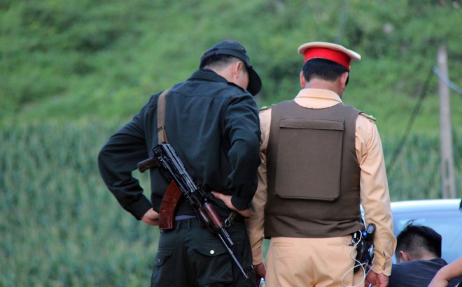 Cảnh sát lập chốt kiểm soát người ra vào thung lũng ma túy ở Lóng Luông - Ảnh 8.