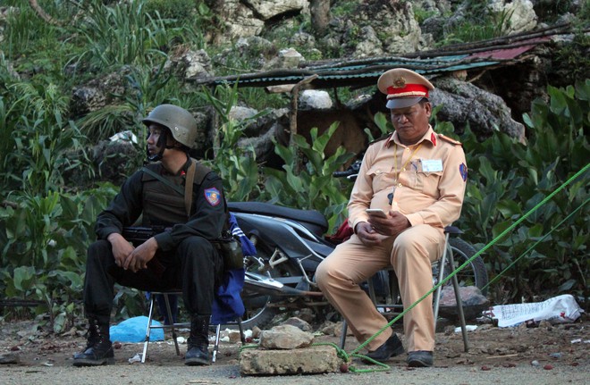 Cảnh sát lập chốt kiểm soát người ra vào thung lũng ma túy ở Lóng Luông - Ảnh 5.