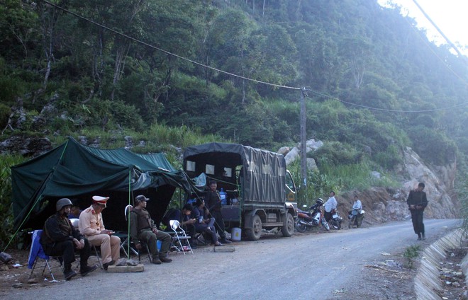 Cảnh sát lập chốt kiểm soát người ra vào thung lũng ma túy ở Lóng Luông - Ảnh 2.