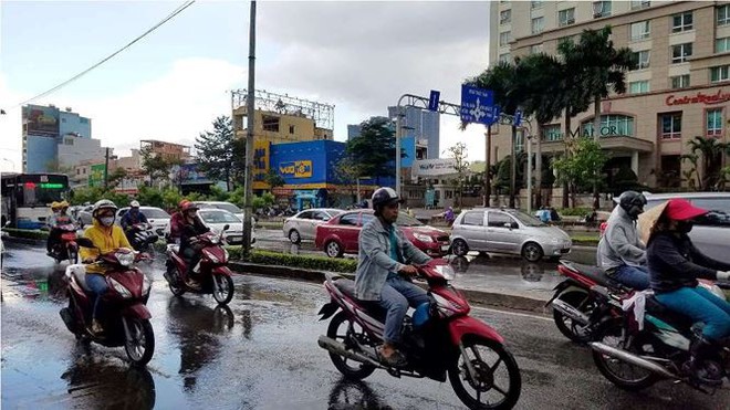 Siêu máy bơm giải cứu rốn ngập ở Sài Gòn sau khi hết mưa 10 phút - Ảnh 1.