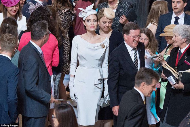 Angelina Jolie xuất hiện cực xinh đẹp và quý phái tại sự kiện của Hoàng gia Anh - Ảnh 5.