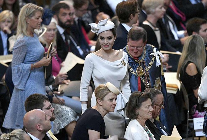Angelina Jolie xuất hiện cực xinh đẹp và quý phái tại sự kiện của Hoàng gia Anh - Ảnh 6.