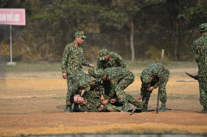 Bị phạt, Bảo Kun đuối sức ngất xỉu trên thao trường - Ảnh 10.