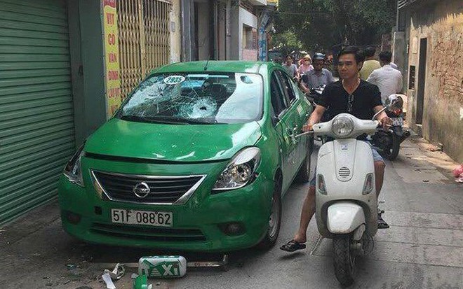 Danh tính người vác gậy sắt đập vỡ toang kính ôtô taxi Mai Linh - Ảnh 2.