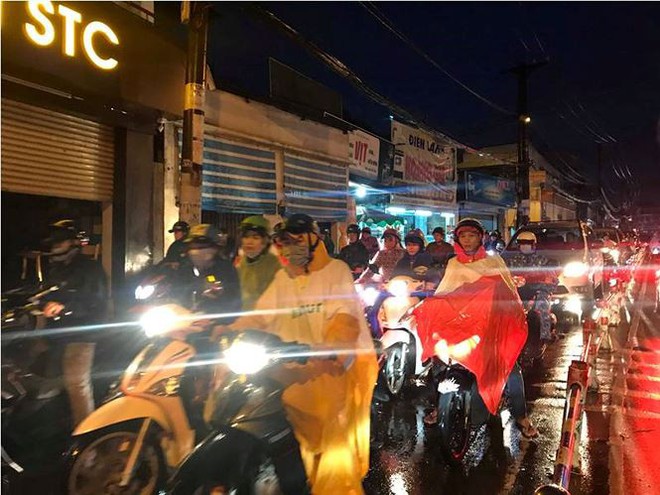 Giao thông cửa ngõ Tân Sơn Nhất tê liệt sau cơn mưa - Ảnh 12.