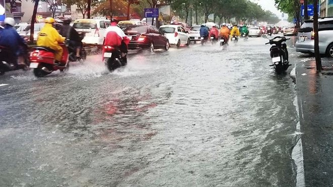 Giao thông cửa ngõ Tân Sơn Nhất tê liệt sau cơn mưa - Ảnh 4.