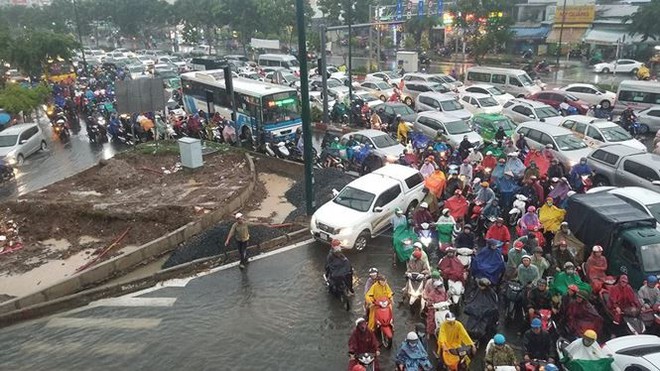 Giao thông cửa ngõ Tân Sơn Nhất tê liệt sau cơn mưa - Ảnh 8.