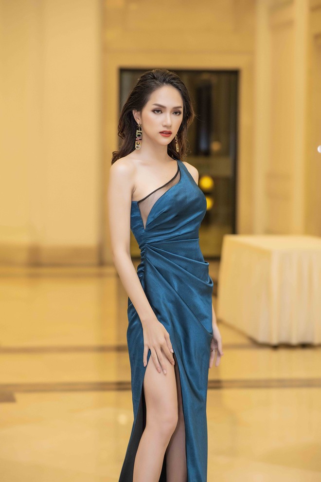 Hoa hậu Hương Giang bức xúc bỏ về trong sự kiện toàn người nổi tiếng - Ảnh 1.