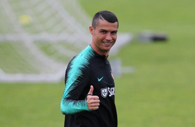 Ronaldo cười rạng rỡ, ký tặng fan nhí ngày tập trung tuyển quốc gia - Ảnh 1.