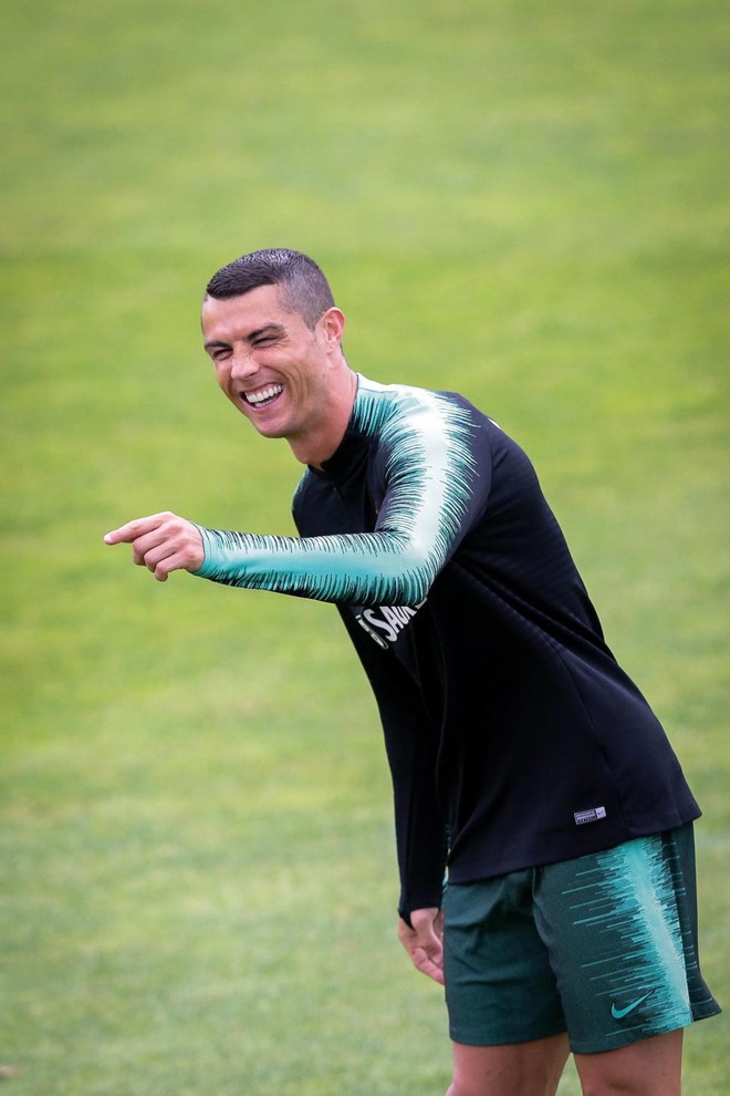 Ronaldo cười rạng rỡ, ký tặng fan nhí ngày tập trung tuyển quốc gia - Ảnh 2.