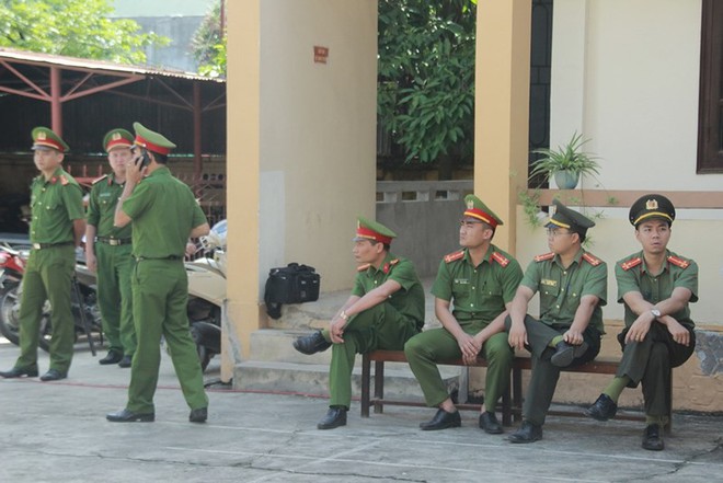 Người dân mặc áo xanh, mang hoa tới phiên tòa xử BS Lương - Ảnh 10.