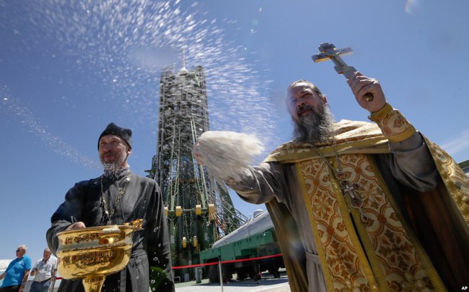 24h qua ảnh: Linh mục làm lễ ban phước trước tên lửa đẩy Soyuz FG - Ảnh 9.