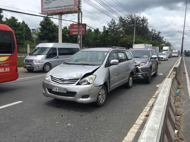 Tai nạn liên hoàn trên Quốc lộ 13, nhiều cháu bé gào khóc trong hoảng loạn - Ảnh 1.