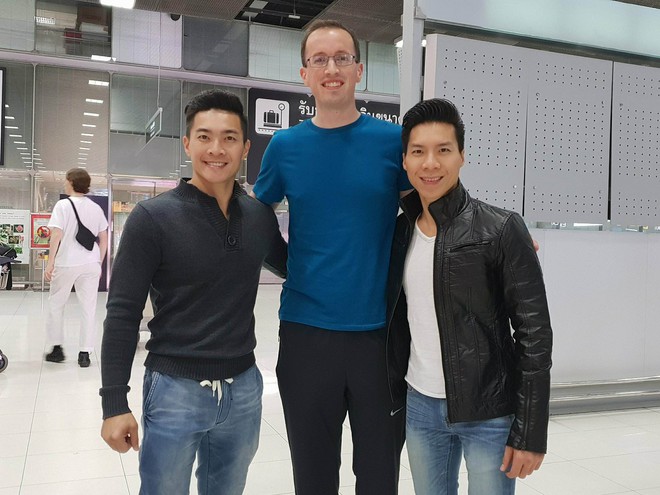 Anh em Quốc Cơ - Quốc Nghiệp xúc động ôm chặt mẹ tại sân bay Tân Sơn Nhất - Ảnh 8.