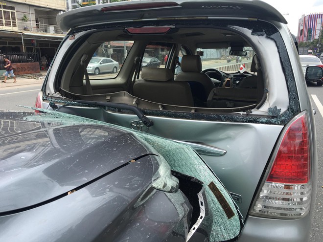 Tai nạn liên hoàn trên Quốc lộ 13, nhiều cháu bé gào khóc trong hoảng loạn - Ảnh 3.