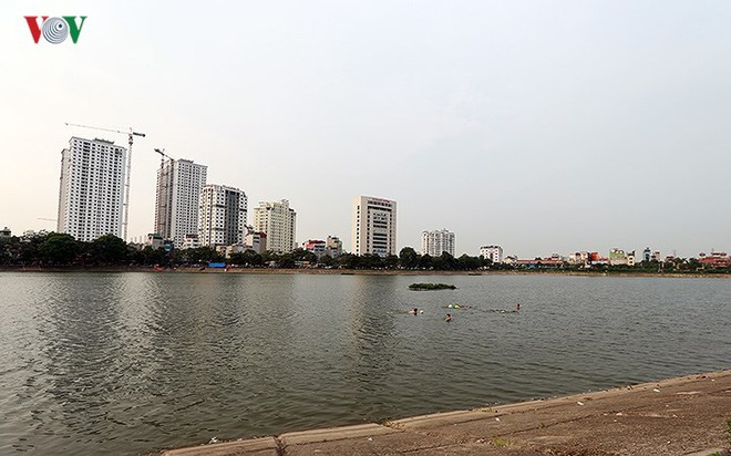 Người dân Thủ đô vô tư bơi lội tại hồ nước “tử thần” Linh Đàm - Ảnh 2.