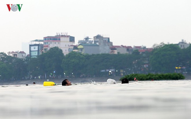 Người dân Thủ đô vô tư bơi lội tại hồ nước “tử thần” Linh Đàm - Ảnh 12.