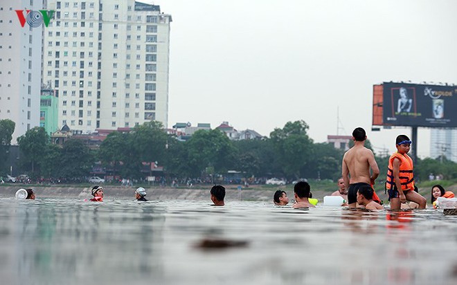 Người dân Thủ đô vô tư bơi lội tại hồ nước “tử thần” Linh Đàm - Ảnh 4.