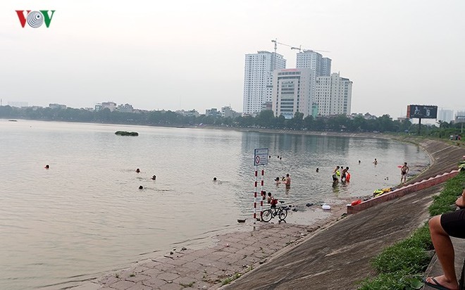 Người dân Thủ đô vô tư bơi lội tại hồ nước “tử thần” Linh Đàm - Ảnh 8.
