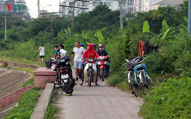 Người dân Thủ đô vô tư bơi lội tại hồ nước “tử thần” Linh Đàm - Ảnh 9.