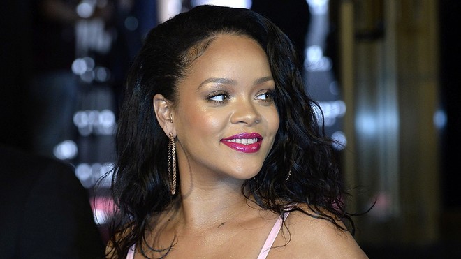 Cuộc đời kỳ lạ của ngôi sao danh tiếng Rihanna ở tuổi 30 - Ảnh 1.