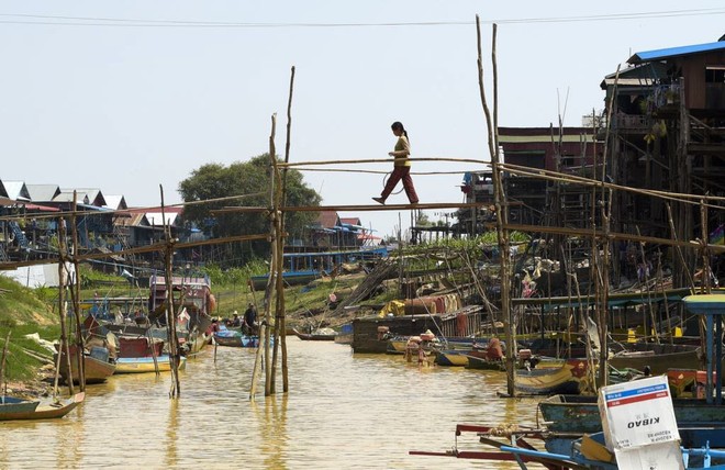 24h qua ảnh: Khung cảnh tại làng chuyên tái chế rác ở Hà Nội - Ảnh 11.