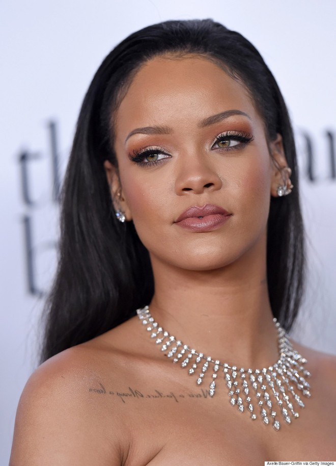 Cuộc đời kỳ lạ của ngôi sao danh tiếng Rihanna ở tuổi 30 - Ảnh 2.