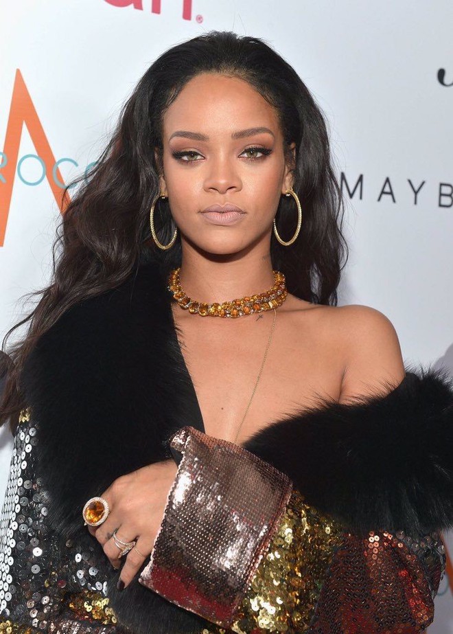 Cuộc đời kỳ lạ của ngôi sao danh tiếng Rihanna ở tuổi 30 - Ảnh 6.