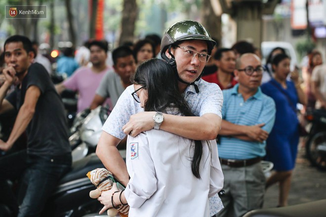 Ngày đầu tiên tuyển sinh lớp 10 tại Hà Nội: Học sinh và phụ huynh căng thẳng vì kỳ thi được đánh giá khó hơn cả thi đại học - Ảnh 1.