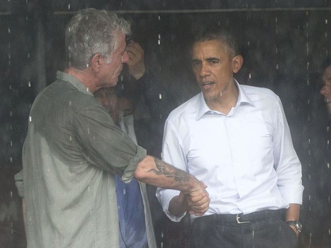 Xem lại clip đầu bếp nổi tiếng Anthony Bourdain ăn bún chả cùng Tổng thống Obama ở Hà Nội  - Ảnh 2.