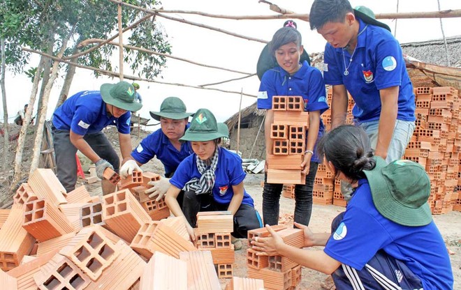 Tranh cãi trên mạng: Gia đình còn khó khăn, sao vẫn đi tình nguyện để lo chuyện thiên hạ? - Ảnh 3.