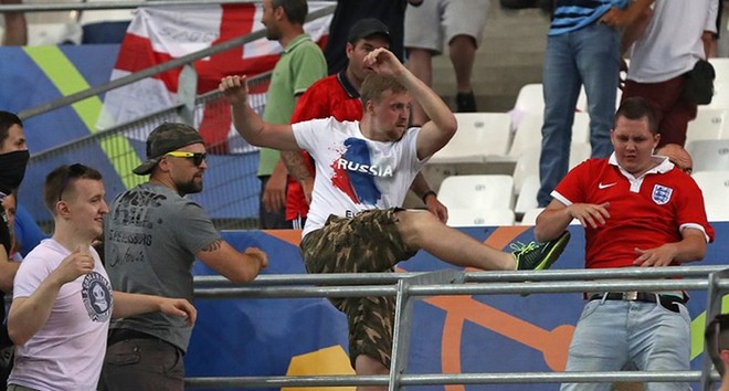 World Cup chưa đến, hooligan Nga đã dọa xử fan Anh - Ảnh 1.