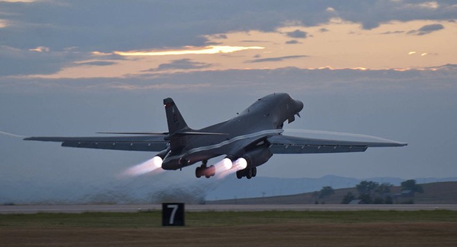 Máy bay chiến lược B-1B Mỹ vừa tấn công Syria hôm 14/4 bị đình chỉ bay toàn bộ - Ảnh 1.