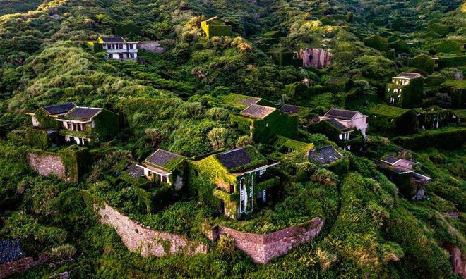 Ghé thăm làng chài bị bỏ hoang ở Trung Quốc: Không bóng người sinh sống nhưng mang vẻ đẹp huyền bí không khác chốn bồng lai tiên cảnh - Ảnh 4.