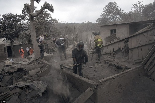 Khốc liệt hình ảnh trước và sau thảm họa núi lửa ở Guatemala - Ảnh 10.