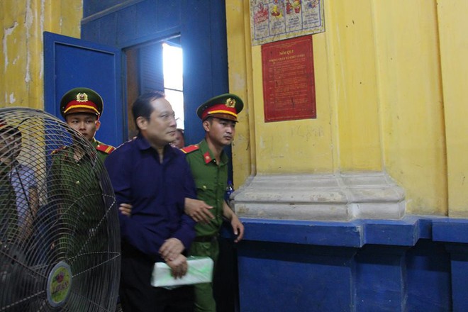 Chùm ảnh Trầm Bê mỏi mệt, Phạm Công Danh bật khóc ngày đầu xử đại án thiệt hại 6.000 tỷ - Ảnh 11.