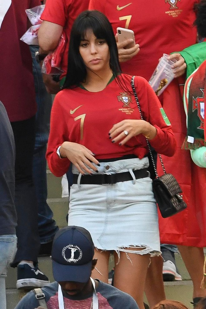 Georgina căng thẳng, khoe khéo vòng một đồ sộ trong ngày Ronaldo cúi mặt rời World Cup - Ảnh 2.