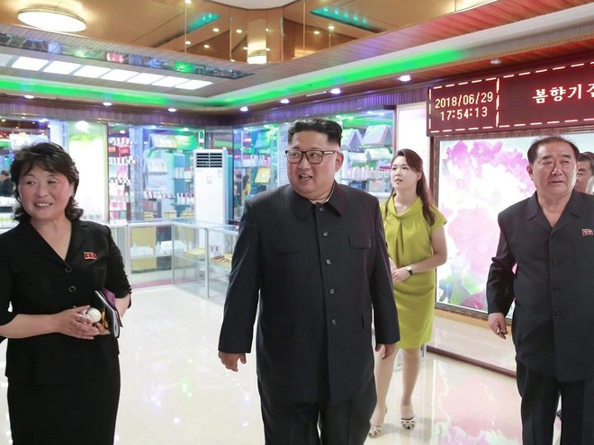 Phu nhân Triều Tiên Ri Sol-ju khoe nét đẹp rạng rỡ trong chuyến thăm nhà máy mỹ phẩm - Ảnh 2.