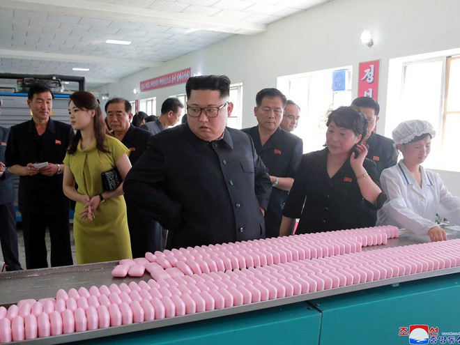 Phu nhân Triều Tiên Ri Sol-ju khoe nét đẹp rạng rỡ trong chuyến thăm nhà máy mỹ phẩm - Ảnh 4.