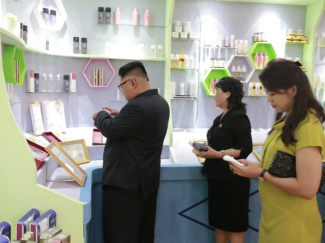 Phu nhân Triều Tiên Ri Sol-ju khoe nét đẹp rạng rỡ trong chuyến thăm nhà máy mỹ phẩm - Ảnh 8.