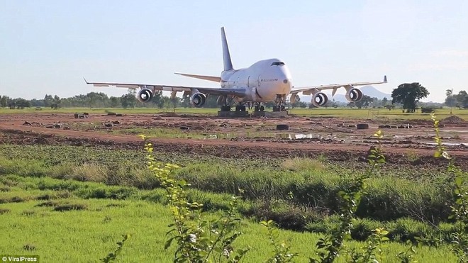 Thái Lan: Dân làng hốt hoảng khi sáng mở mắt dậy bỗng thấy chiếc máy bay Boeing đậu giữa đồng - Ảnh 2.