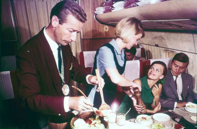 20 bức ảnh cho thấy bữa ăn trên máy bay ngày xưa có còn sang chảnh hơn nhà hàng 5 sao bây giờ - Ảnh 14.