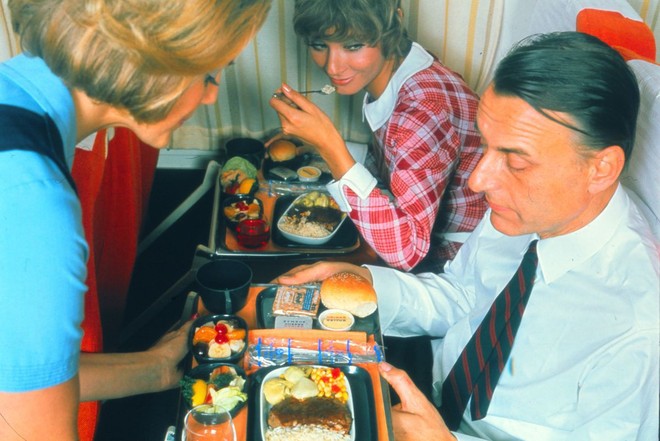 20 bức ảnh cho thấy bữa ăn trên máy bay ngày xưa có còn sang chảnh hơn nhà hàng 5 sao bây giờ - Ảnh 15.