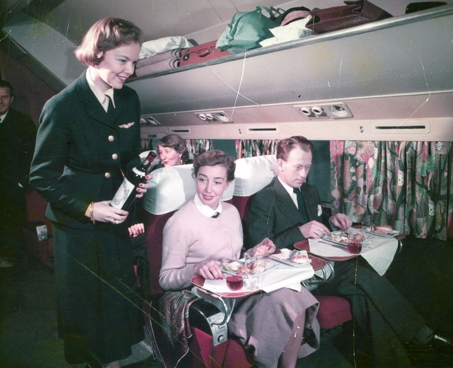 20 bức ảnh cho thấy bữa ăn trên máy bay ngày xưa có còn sang chảnh hơn nhà hàng 5 sao bây giờ - Ảnh 16.